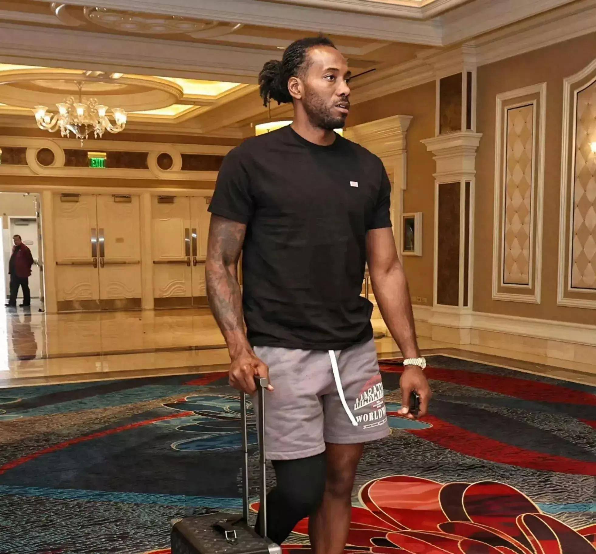 太疼了，萨勒马克尔斯被对手踩中后在地上抽动（萨勒马克尔斯遭对手踩踏后痛苦抽搐倒地）