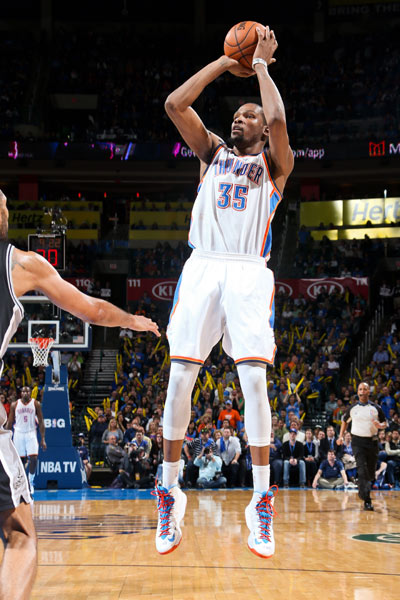 周末战巴萨！国王杯赛后一瘸一拐，安东尼：放心，有时间恢复（国王杯后跛行，安东尼称无大碍：周末战巴萨有时间恢复）