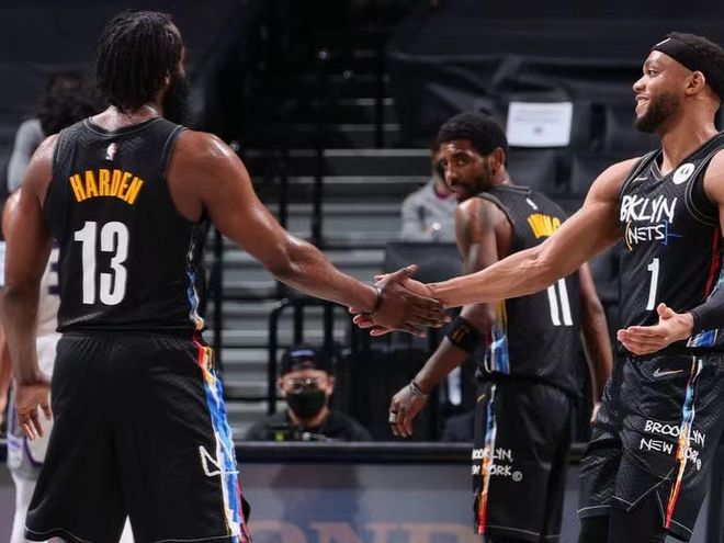 贝克汉姆首夺MLS冠军 14岁小七抹胸抢镜 大布缺席惹争议（贝克汉姆首捧MLS桂冠 小七造型引关注 大布缺席成热议）