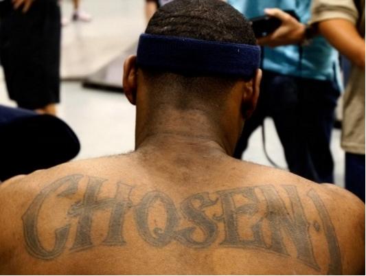 记者：米兰将与莱万经纪人会面讨论转会，伊布支持这一交易（记者称米兰计划与莱万经纪人商谈转会，伊布力挺这笔交易）