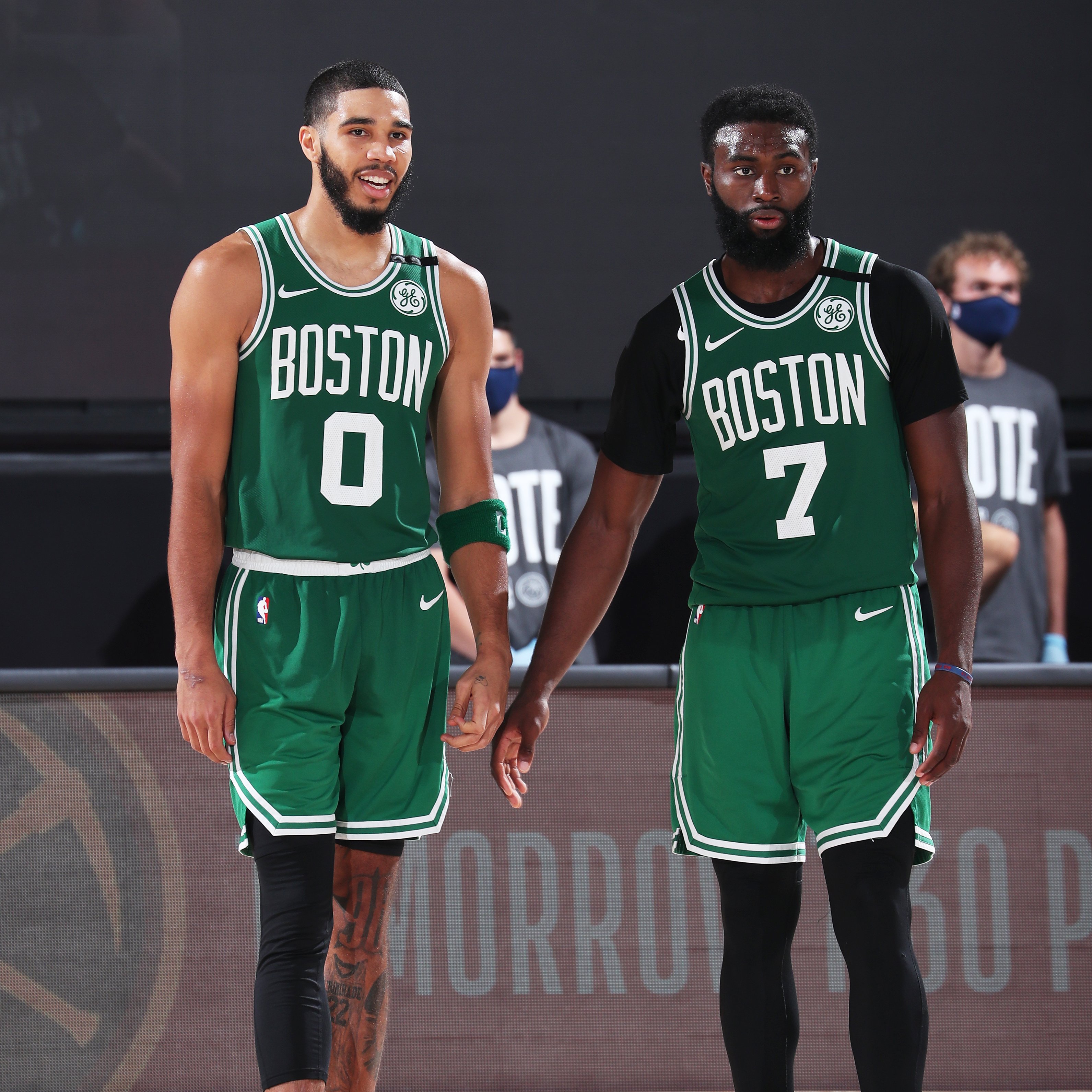 某国脚飞行十小时赶回备战（某国脚长途飞行10小时火速归队备战）