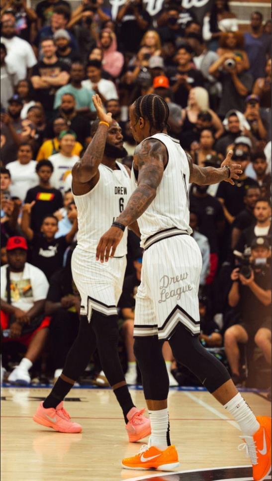 生猛！21岁小将替补梅开二度，后脚跟写意破门+戏耍裤袜（凶猛爆发！21岁新星替补双响，后脚跟潇洒破门+戏耍裤袜）