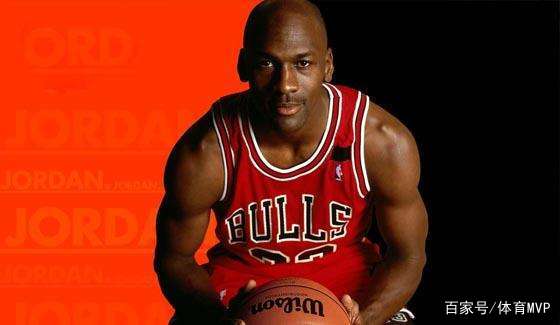 热刺为孙兴慜在街头绘制壁画，动作为其经典庆祝+捧杯（热刺致敬孙兴慜：街头壁画定格标志性庆祝与捧杯瞬间）